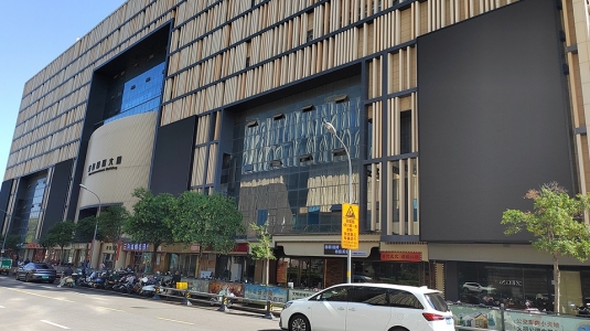 大型戶外LED屏讓濟南某商務(wù)樓宇成商業(yè)美學新地標